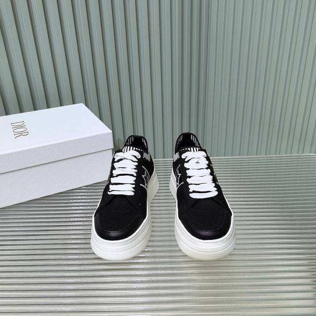 厚底款 Dior 迪奥25春夏意Star 运动鞋为经典单品，经久不衰的设计别具一格。采用白色网眼织物精心制作，侧面饰以黑色 Cd 标志和星星图案，鞋舌点缀以 C