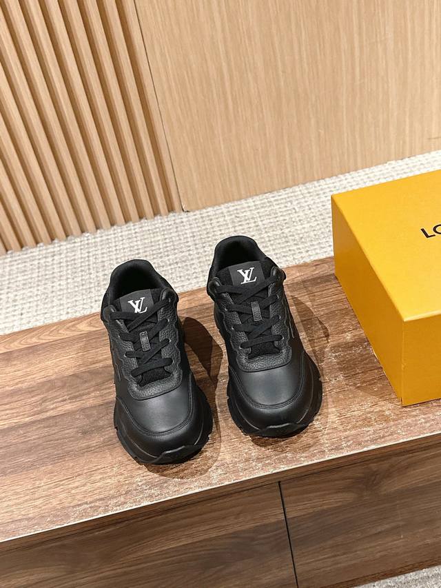 路易威登新款男士运动休闲鞋 以光滑牛皮革塑造考究设计 可轻松融入各式造型 瞩目 Lv 字母标注鞋侧 轻盈橡胶外底点缀 Vuitton 标识 舒适度超高 上脚效果