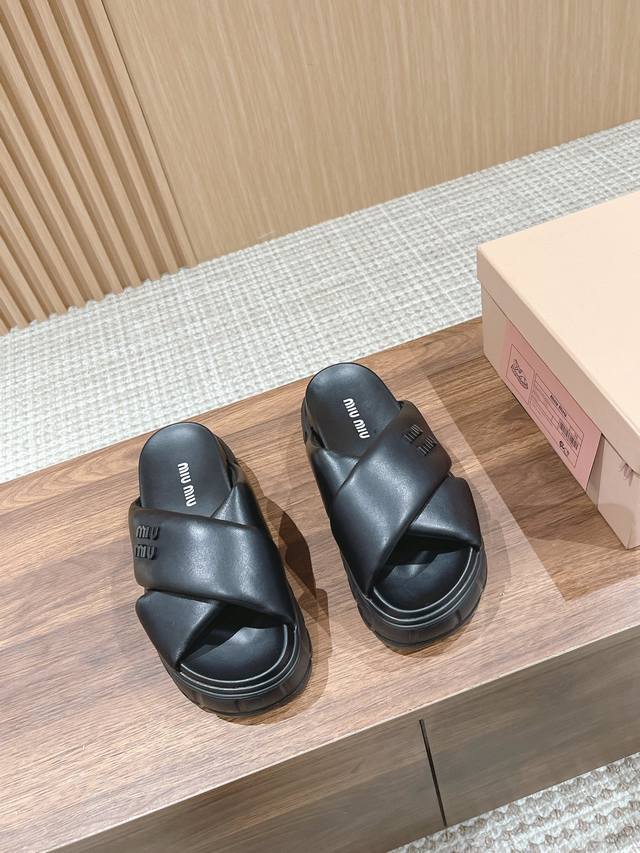 缪缪新款交叉厚底凉鞋 现在超级流行的厚底鞋系列这双凉鞋也好好看 皮质的就是非常高级呀 穿上立马拥有理想的身高有没有 Size：35-39 40订做不退货