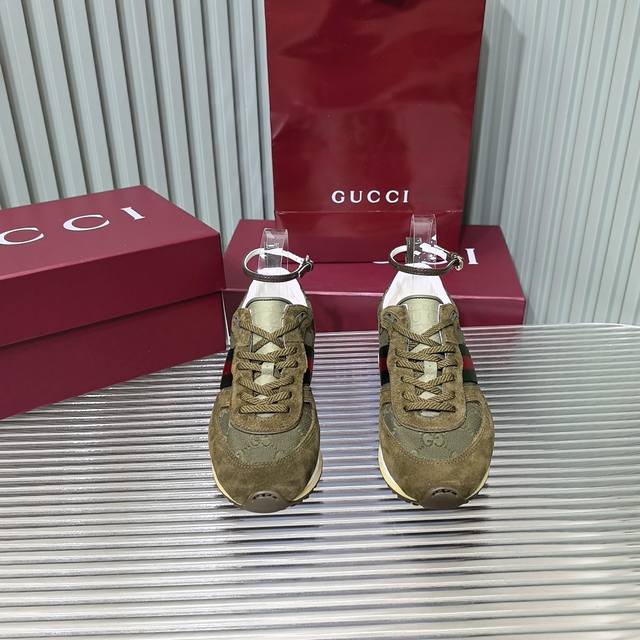Gucci 古奇 25最新德训鞋 洋溢着浓郁的复古风情可拆卸可调节踝部绑带。鞋舌饰以高频压花工艺打造的3D立体Gucci字样标识 面料：进口双G字母布料牛反绒