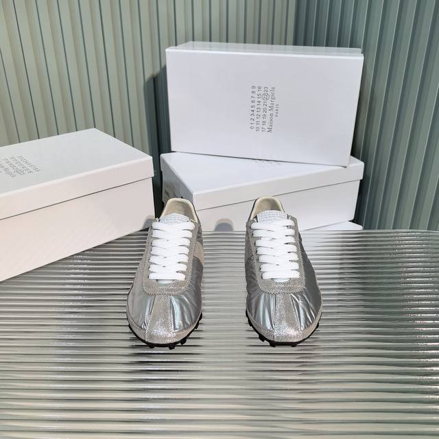 Maison Margiela 马吉拉2025春夏系列情侣款阿甘鞋德训鞋 新款Sprinters运动鞋轮廓采用做旧感尼龙与复古处理麂皮制成，灵感来源于复古跑鞋。