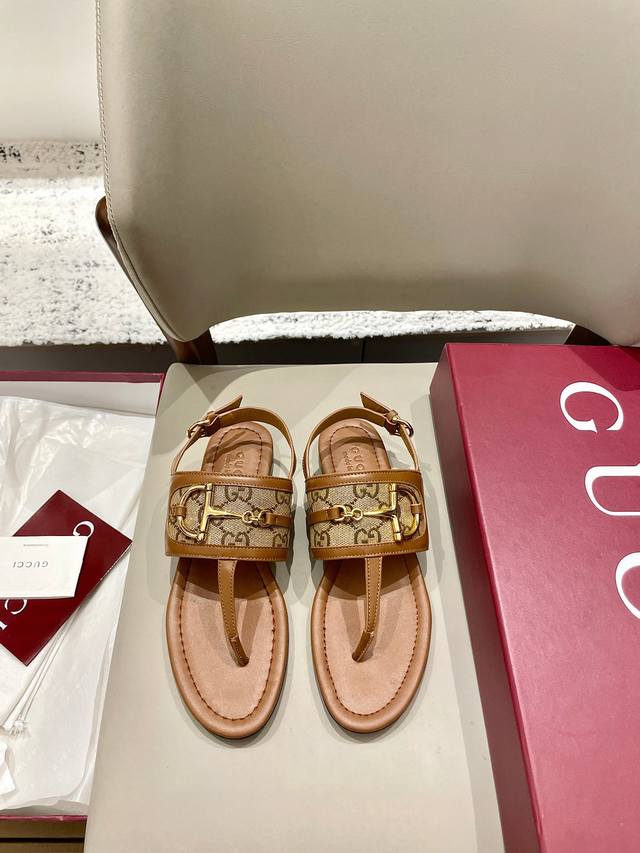 Gucci女士饰马衔扣夹趾凉鞋。这款女士夹趾凉鞋搭配饰经典马衔扣细节金色调配件，彰显品牌传承。采用精致绒面材质打造，设计优雅而不失随性，是温暖季节的理想单品。面