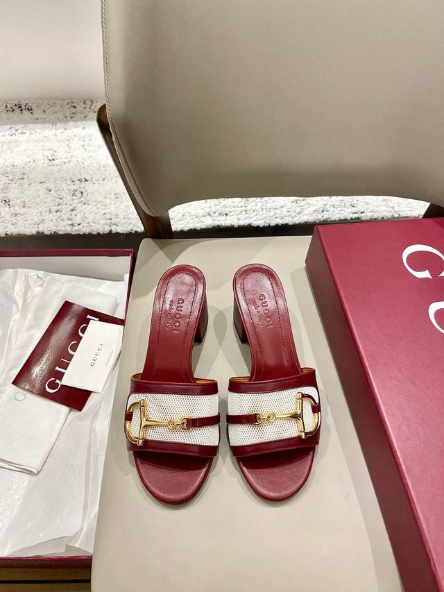 Gucci马衔扣中跟拖鞋 这款女士凉拖搭配饰经典马衔扣细节金色调配件，尽显别样魅力。采用精致绒面材质打造，设计融合传统灵感与现代百搭风格，优雅点缀暖季造型。面料
