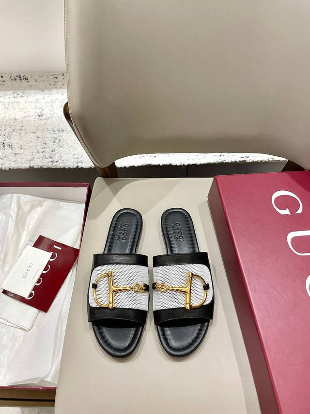 Gucci马衔扣平底拖鞋 这款女士凉拖搭配饰经典马衔扣细节金色调配件，尽显别样魅力。采用精致皮革打造，设计融合传统灵感与现代百搭风格，优雅点缀暖季造型。面料：老