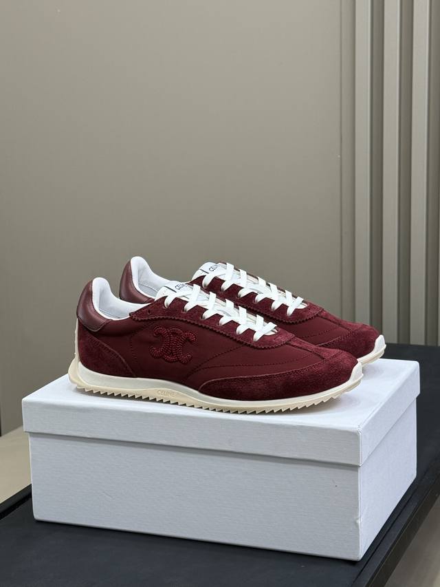 Celine Tex Racer 灵感源自70年代的这款全新运动鞋，融合70年代时代运动鞋的标志性元素 沟纹外底、皮革拼接细节等 有一种舒适感通过视觉就能感受到