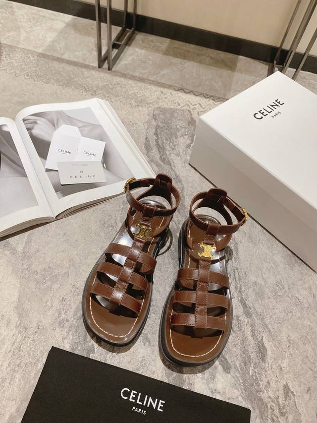 Celin*思琳这双复古罗马凉鞋没啥好说的 冲着品牌和颜值 属于看一眼就对 再看一眼完全就沦陷的款式 自重很重 质感很好 就是罗马小凉鞋该有的Feel 搭配牛仔