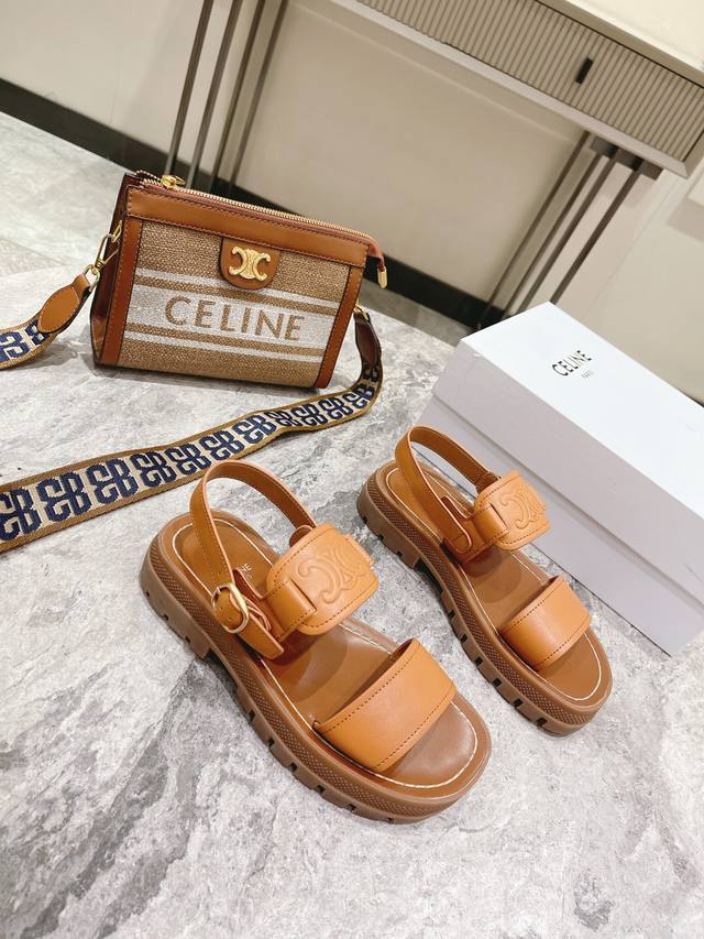 Celin*思琳经典凯旋门春最新爆款沙滩凉鞋夏天搭配袜子，简直绝绝子 复古的点上带上了满分时髦感颜值原版购入开发，依旧最高输出还原原版定制复古感 面料:牛皮压印