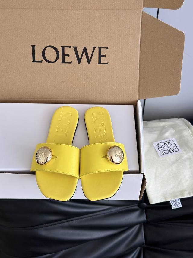 Loewe罗意威25夏新款小金球平底凉拖鞋 舒适拖鞋外穿 的凉拖 仙女的拖鞋罗意威拖鞋 超级超级美的小拖鞋 整体是花瓣方头设计更显气质， 一字宽带更加时尚 点缀