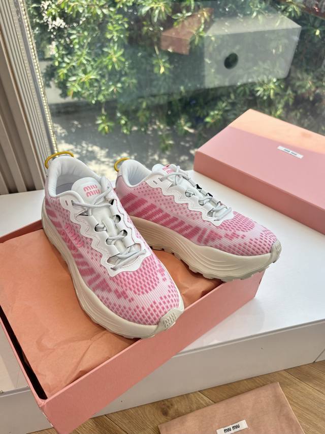 G08飞机盒10所见即所得代购级别Miumiu 缪缪厚底运动鞋 在引领纤细的 薄底鞋 美学多年后，Miu Miu 悄然转向，上架了一款名为 Technical