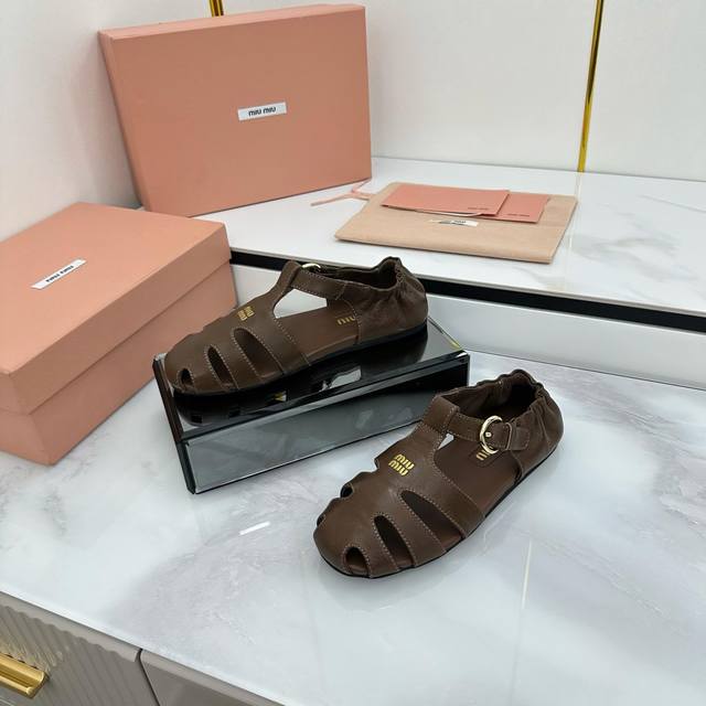 出厂价Pp Miumiu 缪缪 Ss早春新款 一脚蹬懒人凉鞋 官方春夏走秀新款，时髦百搭 即可咸又可甜 一点也不磨脚 无论光脚穿还是搭配袜子穿都超级减龄 超级无