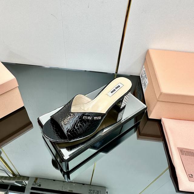 Miumiu2025Ss春夏新款跟鞋漆皮凉鞋拖鞋 顶级版本 Zp开发 原版拆卸 对版菱格纹 秒杀市面普通版本，Miumiu真的太少女啦！超级软糯 舒适度超高！