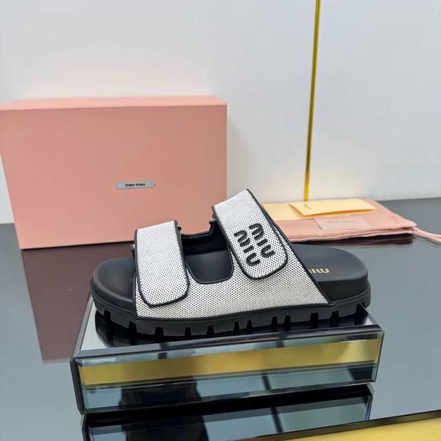 出厂价P Miumiu 2025春夏新款凉鞋 罗马厚底魔术贴凉鞋 拖鞋 半拖 最新走秀款，经典升级 舒适度与时髦度并存 每个颜色搭配都好看，设计搭配不同风格需求