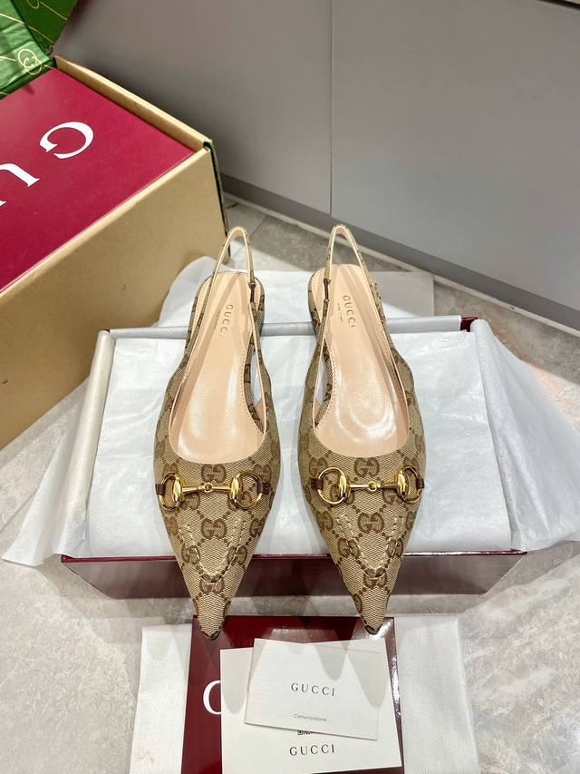 出 Gucci马衔扣凉鞋猫跟Gg老花凉鞋 Gucci创作总监推出优雅露跟浅口鞋，匠心制作，颇具辨识感的品牌元素金色马衔扣为鞋履中央增添亮眼点缀。尖头松紧绑带和低