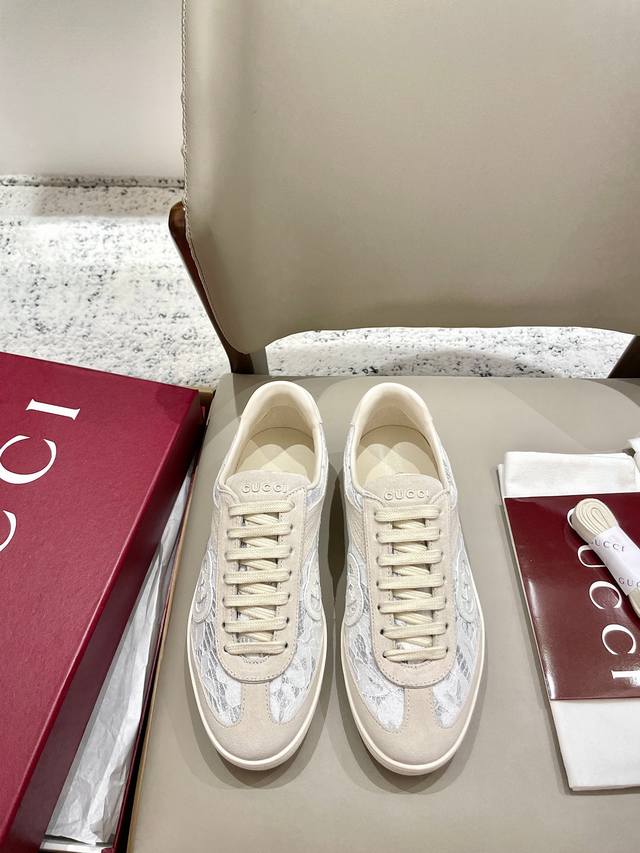 出 Gucci G74 德训鞋 原版购入开发 做货 采用创新缝线工艺制作，打造如水般的流动质感。 皮革设计搭配三维立体互扣式双G皮革贴饰和Gucci字母配件，以