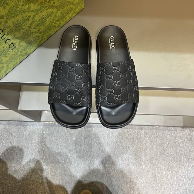 G家 Size:38-45 Gucci古驰 最新 双G 压花 一字 交叉 厚底 凉拖鞋 原版购入开发 做货 这款时尚感十足的凉拖匠心融蕴Gg图案，将经典设计与现