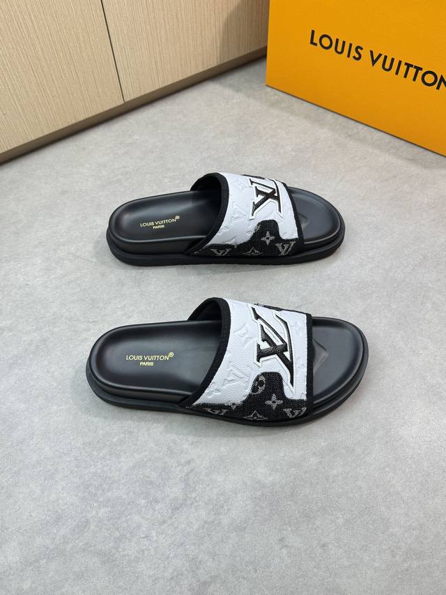 L家 Size:38-45 顶级代购 Lv男士夏季拖鞋款，1:1高端品质鞋面：荔纹小牛皮.空压品牌图腾，休闲阳光宽松舒适型，最高版本高品质精品，百经典款，夏季必