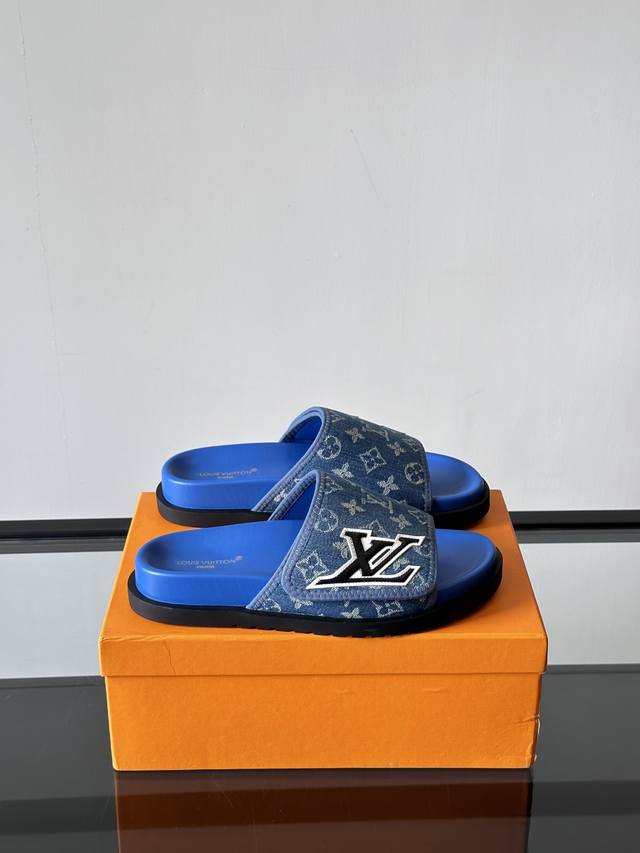 L家 Size:38-45 顶级代购 Lv男士夏季魔术贴拖鞋款，1:1高端品质，鞋面牛皮圧花材质，休闲阳光宽松舒适型，最高版本高品质精品，百经典款，夏季必入哦！