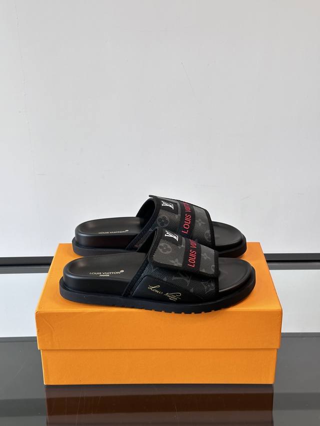 L家 Size:38-45 顶级代购 Lv男士夏季拖鞋，1:1高端品质，魔术贴设计。可以调整鞋面宽度。水洗牛仔材质，休闲阳光宽松舒适型，最高版本高品质精品，百经