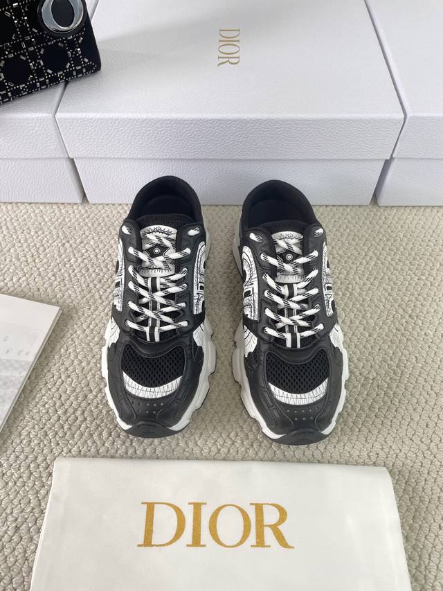迪奥 Dior Chrono新款休闲运动鞋拖鞋老爹鞋 真的酷毙了，未来感十足真的好飒！再次演绎了迪奥酷时尚的理念，幸运星为你加持好运，全新的Eva鞋底超轻超软