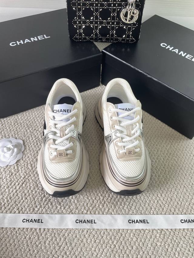 Chanel香奈儿早春度假系列运动鞋老爹鞋 满屏幕的上脚秀 就知道有多火爆 又好穿 又轻便，内里也是超级软，超级舒服，鞋面透气设计，配色高级耐看 百搭 鞋面：牛