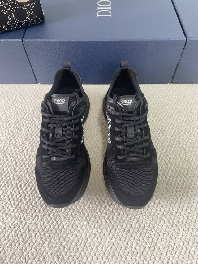 Dior 迪奥 B25 Runner 系列男士运动鞋 这款 B25 Runner 运动鞋拥有高雅的轮廓。白色款式时尚百搭，采用光滑牛皮革、网眼织物和帆布精心制作