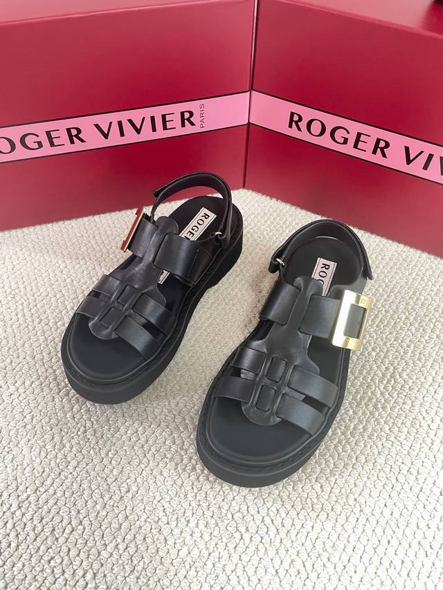 Roger Vivier，Rv25Ss春夏新款Viv Rangers钻扣厚底凉鞋！ Rv这款款凉鞋以皮革制成，厚底设计点缀品牌标志性闪钻饰扣，精致不失舒适脚感；