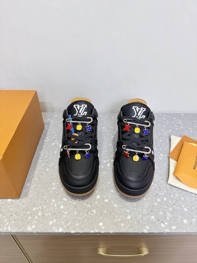扣饰+60，下单备注 Louis Vuitton 路易威登 情侣款 休闲 运动鞋 滑板鞋 原版购入开发 做货 本款Lv Trainer 运动鞋选用牛皮革塑造繁复
