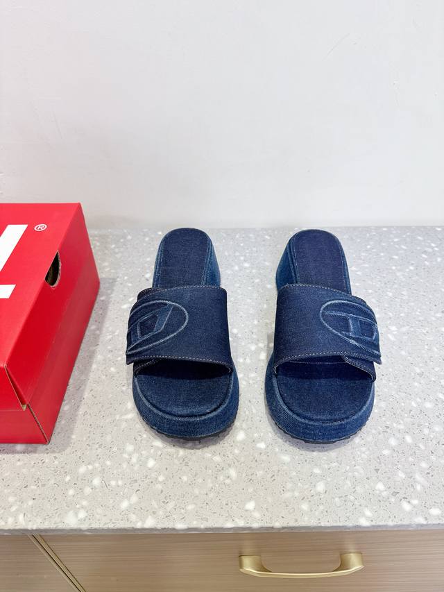 Diesel 小众潮牌 25Ss春夏新款 丹宁牛仔 水洗牛仔布 拖鞋 Diesel秉持着品牌创始人Renz0 Ross0从创立之初建立的品牌哲学：激情、个性、自