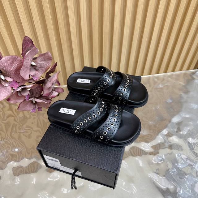 Alaia 镂空休闲勃肯拖鞋 25Wf春夏新品 Alaia这个来自法国的奢侈品牌 以其性感摩登的设计风格闻名于世 承载着品牌对时尚的深刻理解与独特诠释 这款镂空