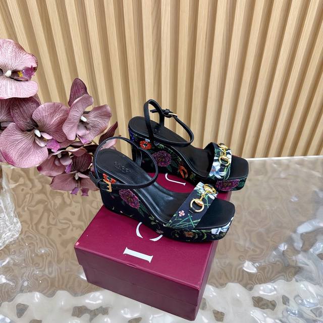 高版本Gucci 2025春季款新防水台高跟走鞋款秀 驰古恨天高趾露凉鞋 防水台的 尚时的品牌Logo持加，具有超辨高识度 各品大争牌恐先推后出超系跟高列 Gu