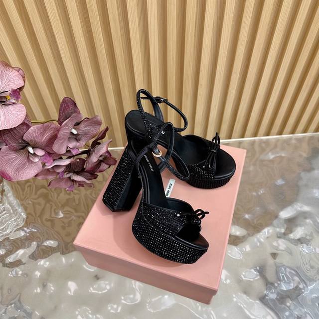 Miumiu 缪缪25S春夏新品防水台 粗跟凉鞋鞋跟镶满闪闪水滴钻太美了 鲜明的设计风格和独特的美感 极强的彰显着个性不羁的摩登态度 创作即外观线条优美流畅 又