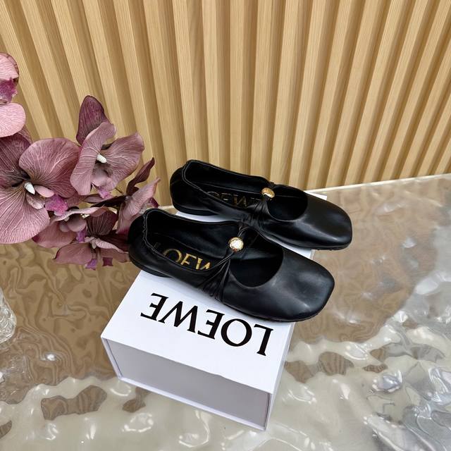 高版本 Loewe罗意威 新款奶奶鞋 自带优雅气质高级的一款，时尚尖头设计提升气场，新款珍珠饰扣Logo搭配一字带跟露后跟的设计结合，少了一份随意，多了份“仪式