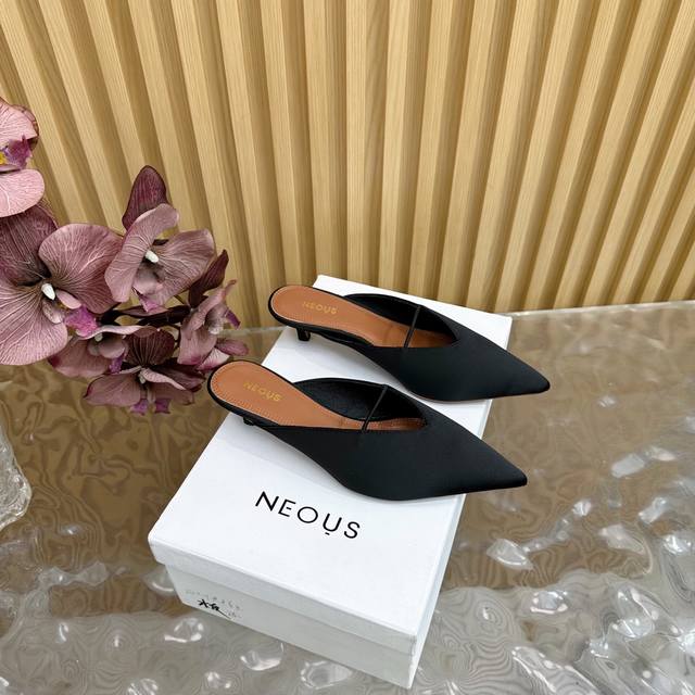 高品质小众潮牌Neous 25春夏新品简易尖头后空猫跟凉鞋拖鞋！ 这款自带大小姐风气质 无论是搭配牛仔裤百褶裙 还是穿去较正式场合都可以的 满满尖头更显女人味哦