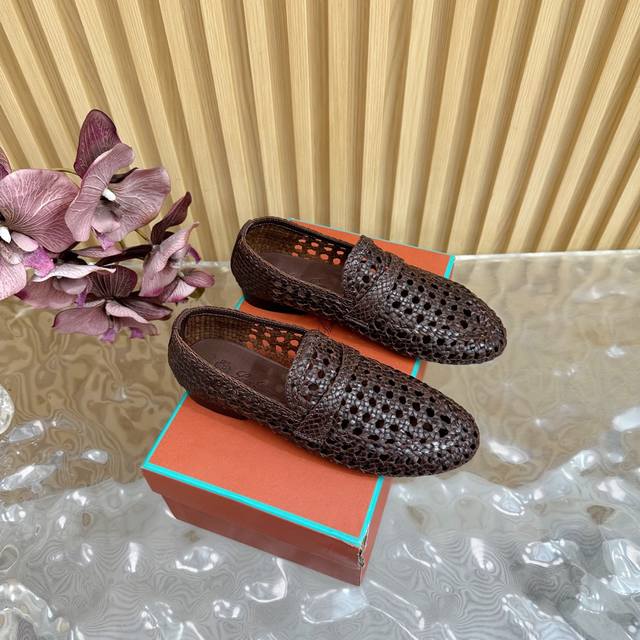 Loro Piana L 经典绝美编织乐福鞋圆标垫脚拖鞋 平底鞋单鞋 极简主义风格，复古又级！ 520 简约又大气，属于非常耐看的款式！高级百搭之王一年四季春夏