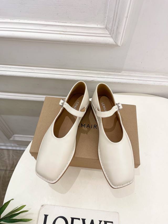 Lemaire 2025春夏新品 Balerina平底玛丽珍芭蕾鞋 作为这两年最受欢迎的设计师牌，设计简单、细节巧妙、清新脱俗！ 不想满大街撞款的可以看看这个品
