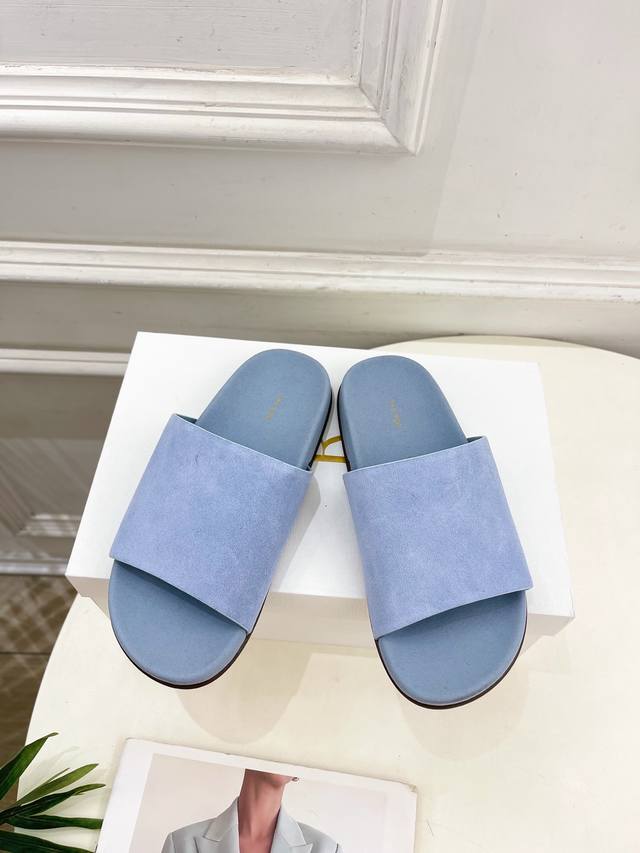 The Row 2025春夏新品复古懒人拖鞋 作为这两年最受欢迎的设计师牌，设计简单、细节巧妙、清新脱俗！ 不想满大街撞款的可以看看这个品牌，比较小众却又是那么
