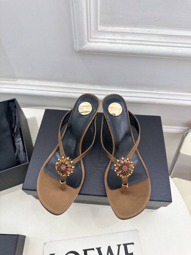 Sain*Laurent 圣罗兰 2025春夏新品 水钻人字夹趾高跟凉拖鞋上新 Bs顶级版Ysl超美的一款 恨天高 系列以全新的诠释方式首发！满满的高级感 ！时