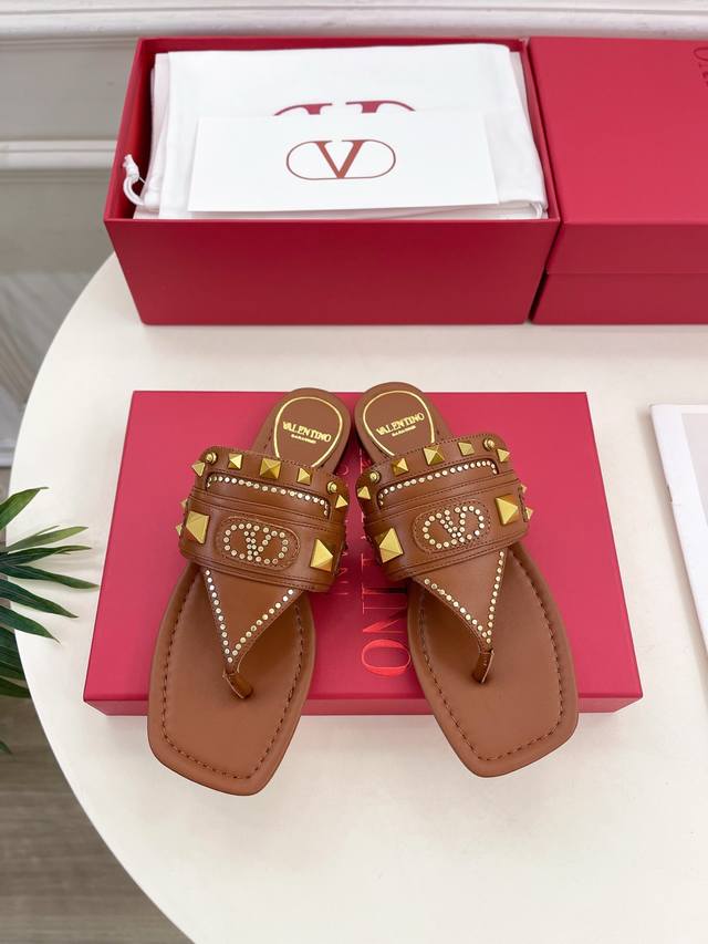 Valentino 华伦天奴 2025春夏新品 Vt新款鉚钉夹趾平底拖鞋上新 Valentino Garavani 的经典“Roman Stud”系列以全新的诠