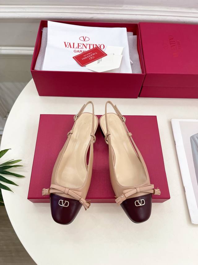 Valentino 华伦天奴 2025春夏新品 Valet Du Roi 后系带方头粗跟后空鞋上新 Valentino Garavani 的经典“Roman S