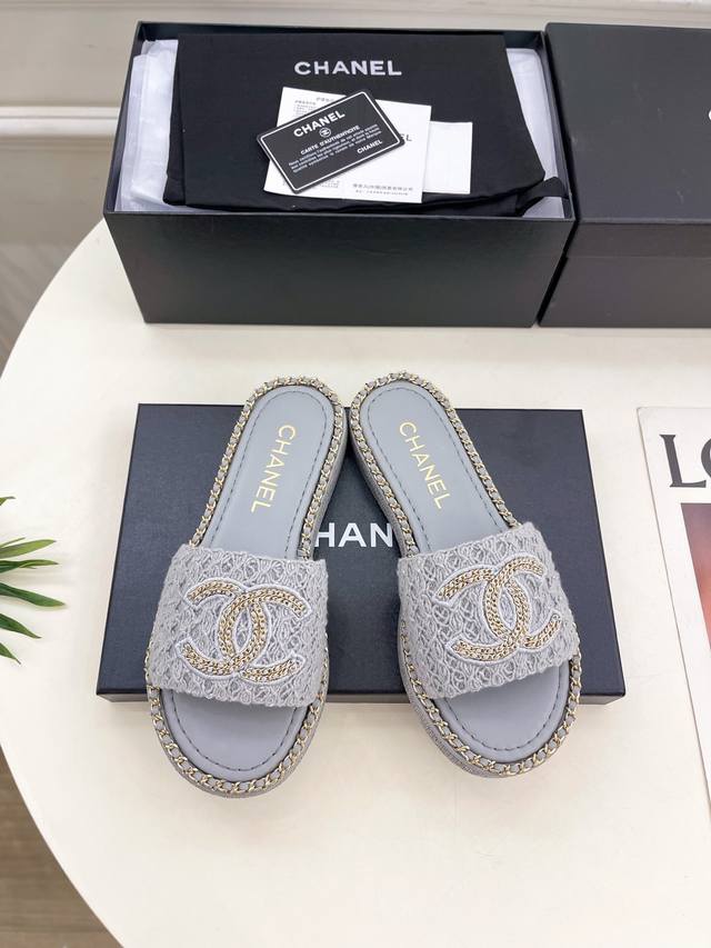 小香 25 2025 春夏新品 专柜经典款 小香双C厚底链条拖鞋系列上新 Bs时尚圈的绝绝子 搭配将演绎着细致 极简 永不褪去的经典元素 展现与众不同的穿搭风格