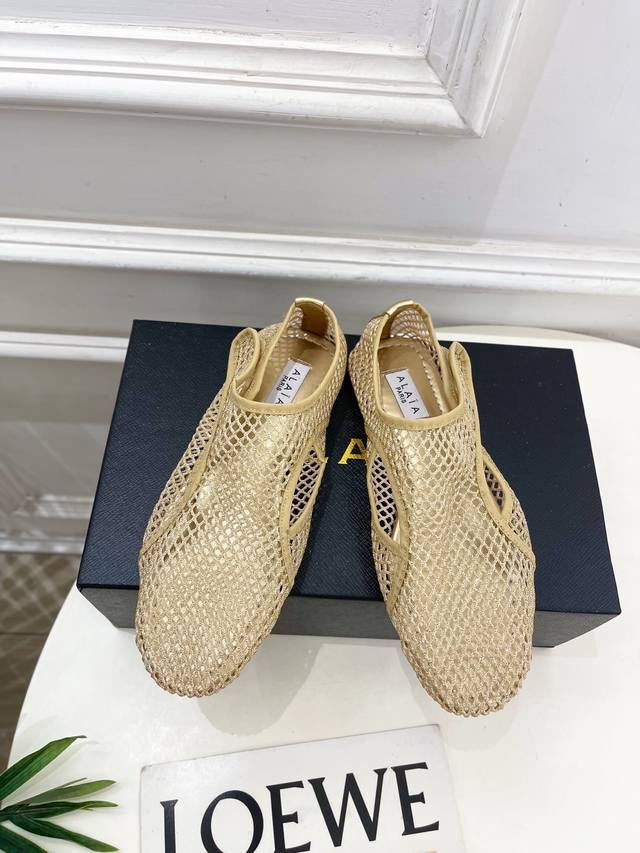 Alaa 阿莱亚25Ss春夏新品 渔网芭蕾平底鞋 Alaa作为这两年最受欢迎的鬼才设计师品牌，设计简单、奢华的质感让你爱不释手 不想满大街撞款的可以看看这个品牌