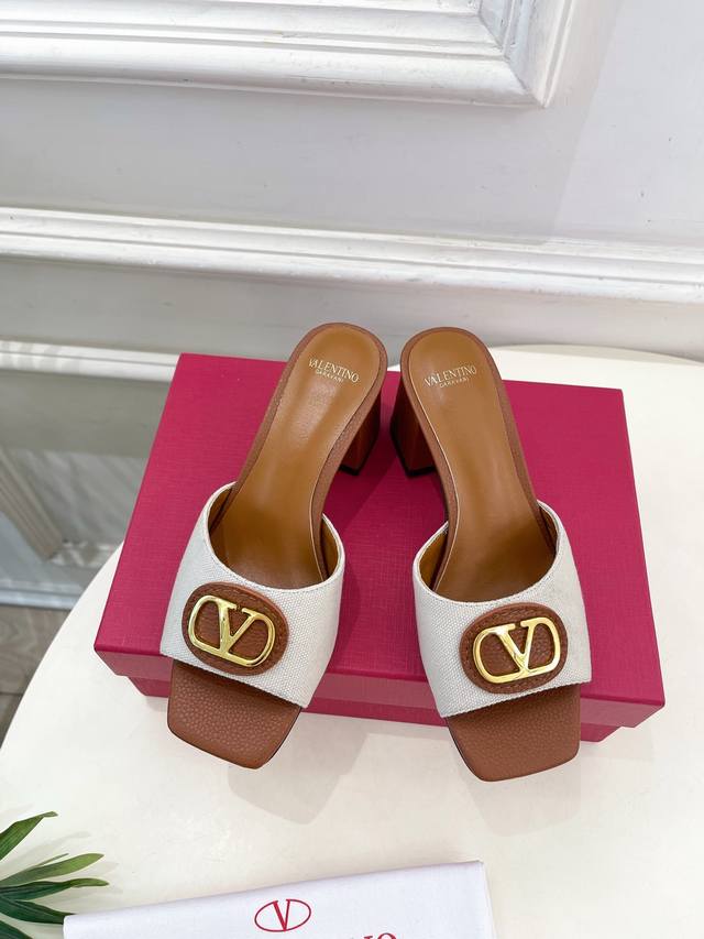 Valentino 华伦天奴 25Ss 2025春夏新品 Signature金属V扣拖鞋 上新 Valentino Garavani 的经典“Roman Stu