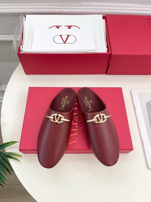 Valentino 华伦天奴 Ss春夏新品 金色V扣元素穆勒鞋上新 Valentino Garavani 的经典“Roman Stud”系列以全新的诠释方式首发