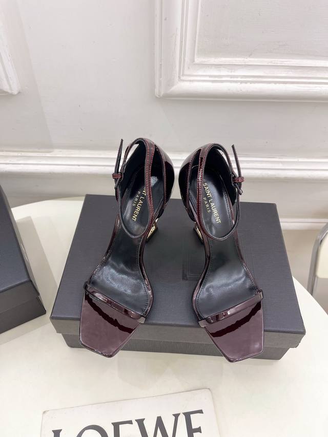 Sain*Laurent 圣罗兰 2025春夏新品 Ysl字母跟一字带高跟凉鞋上新 顶级版Ysl超美的一款 恨天高 系列以全新的诠释方式首发！满满的高级感 ！时