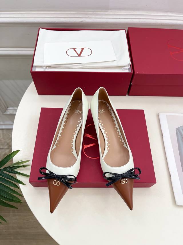 Valentino 华伦天奴 2025Ss早春新品 V扣尖头蝴蝶结拼色高跟鞋上新 Valentino Garavani 的经典“Roman Stud”系列以全新