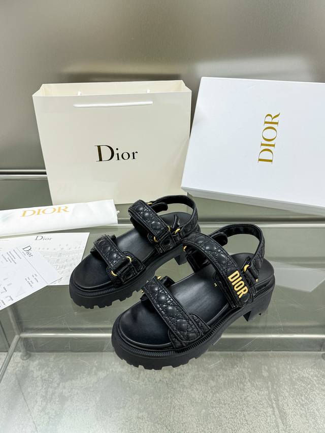 出厂价Pp：电绣 迪奥 Dior 春夏走秀新款 Dioract魔术贴厚底休闲女鞋 Cd字母Logo五金扣露趾凉鞋 明星同款拼色平底圆头沙滩鞋 市场顶级版本 材质