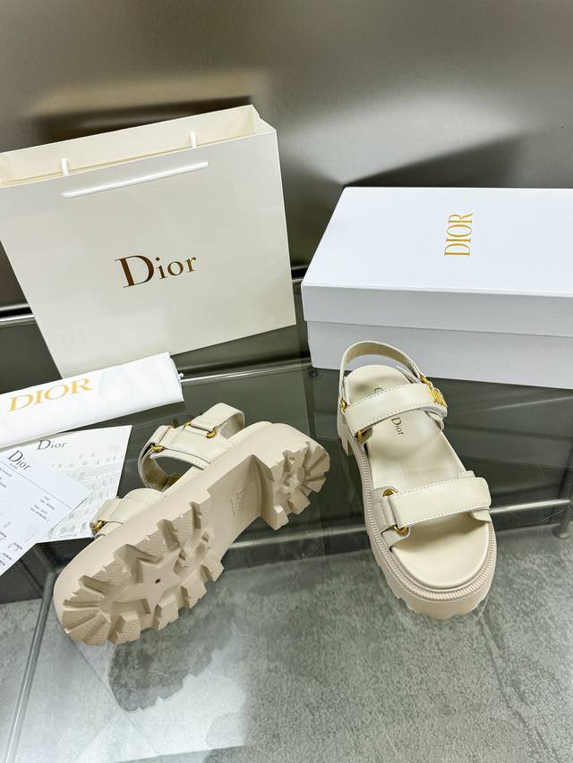 出厂价Pp：光面 迪奥 Dior 春夏走秀新款 Dioract魔术贴厚底休闲女鞋 Cd字母Logo五金扣露趾凉鞋 明星同款拼色平底圆头沙滩鞋 市场顶级版本 材质