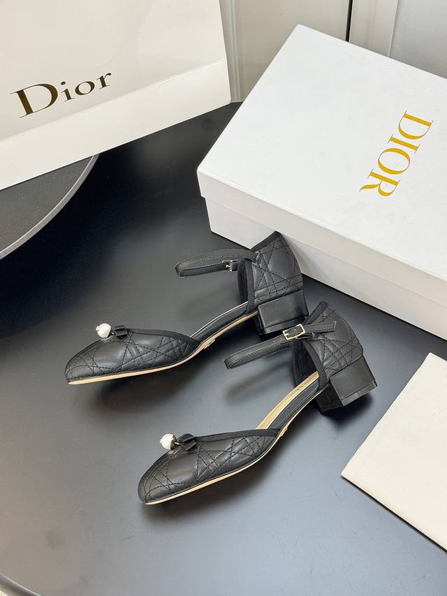 出厂价Pp： 迪奥 Dior 春夏高定系列新款 Ballet 标志性电绣藤格纹低跟芭蕾舞女鞋 Cd字母Logo珍珠扣粗跟蝴蝶结凉鞋 材质：进口金属羊皮 环保藤格