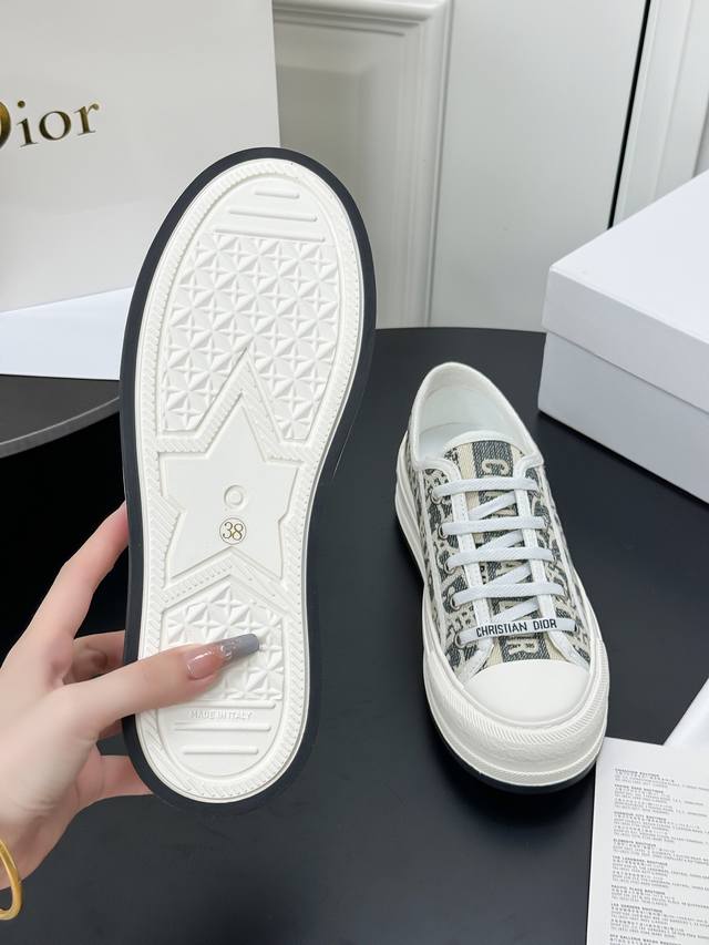 出厂价Pp： ， 男码订做 Dior迪奥Walk'n系列 老花 刺绣 厚底帆布鞋 这款Walk'n'dior 厚底运动鞋是一款时尚单品，提升该系列的格调。深蓝色