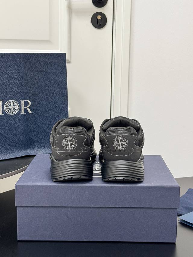 出厂价Pp： B30 联名款 顺应复古市场的趋势的 Dad Shoes风格鞋款鞋舌上的Dior标志 也注明了这双鞋是B30的型号！B30运用了质感细腻的皮革和网